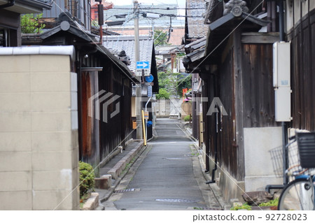 小巷街道的風景兩旁是日本房屋的房屋 92728023