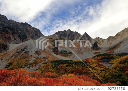 Scenery of Karasawa Cirque in autumn colors (October Matsumoto City, Nagano Prefecture) Scenery of Karasawa Cirque in autumn colors (October Matsumoto City, Nagano Prefecture) 92728358