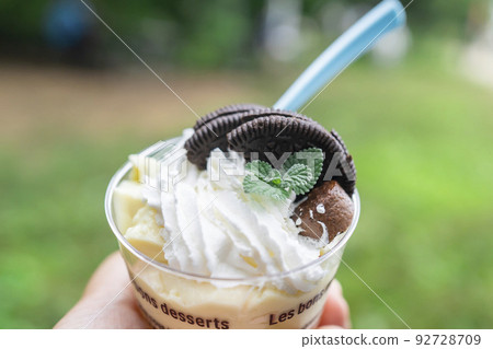 Dessert parfait and pudding to eat outdoors Dessert parfait and pudding to eat outdoors 92728709