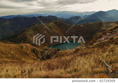 從日光白根山的小徑看五色沼的風景 從日光白根山的小徑看五色沼的風景 92729309