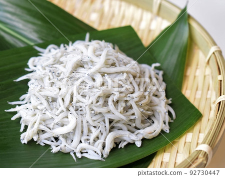 Kamaage whitebait on a balan, Kamaage whitebait in a colander, whitebait, jako Kamaage whitebait on a balan, Kamaage whitebait in a colander, whitebait, jako 92730447
