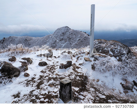 The summit of Mt. Yufu Nishimine in winter, Kawakami, Yufuin-cho, Yufu City, Oita Prefecture The summit of Mt. Yufu Nishimine in winter, Kawakami, Yufuin-cho, Yufu City, Oita Prefecture 92730780