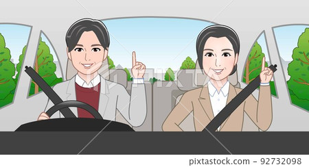 一個男人和一個女人騎在一輛車 一個男人和一個女人騎在一輛車 92732098