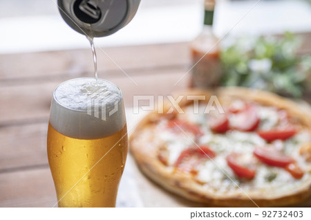 Pour the beer you want to drink in summer 92732403