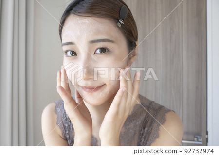 卸妝的女人 92732974