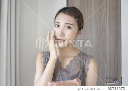 女人滋潤她的皮膚 92732975