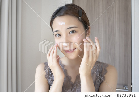Skin care, beautiful skin, women, moisturizing 92732981