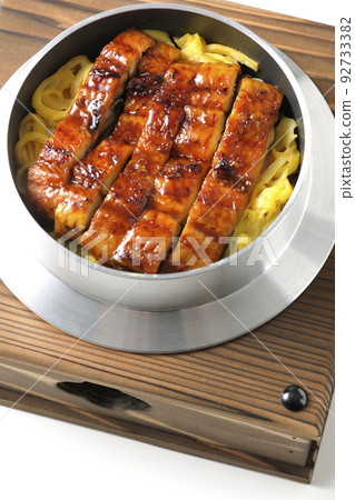 A bird's-eye view shot of Kamameshi with grilled eel on a white background 92733382