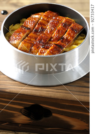 Kamameshi with grilled eel Kamameshi with grilled eel 92733417