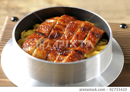 Kamameshi with grilled eel Kamameshi with grilled eel 92733420