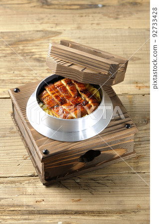 Kamameshi with grilled eel 92733428