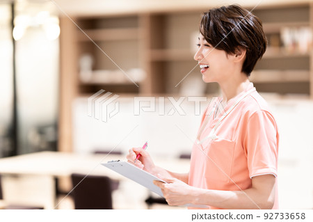 諮詢中年婦女 諮詢中年婦女 92733658