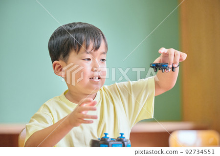在教室裡操作無人機的小學生 在教室裡操作無人機的小學生 92734551