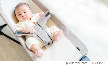 嬰兒騎著保鏢 92734558