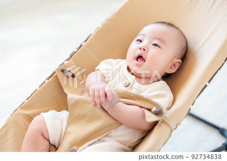 快樂的嬰兒騎著保鏢 92734838