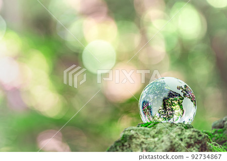 一個被陽光包裹的玻璃球，透過樹葉過濾 92734867