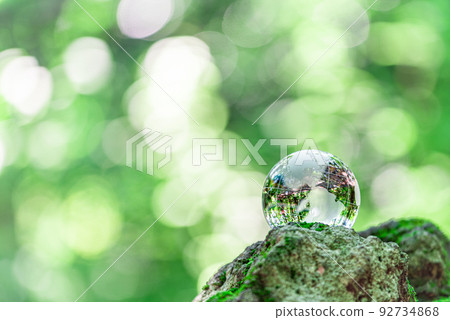 一個被陽光包裹的玻璃球，透過樹葉過濾 92734868