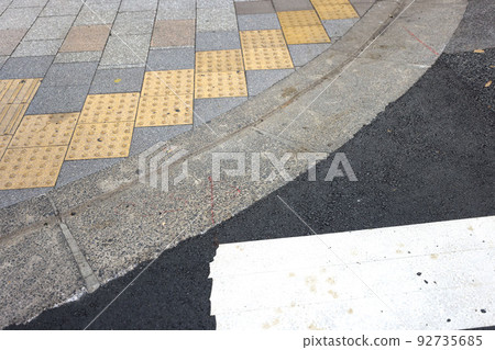 In the summer, under the scorching sun, the city, Braille blocks and sidewalks 92735685