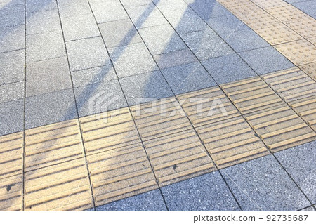 In the summer, under the scorching sun, the city, Braille blocks and sidewalks 92735687
