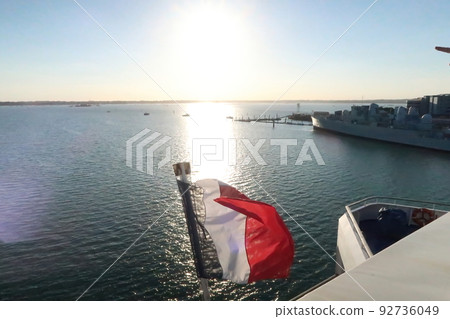 從英吉利海峽的渡輪上看到的日落 92736049