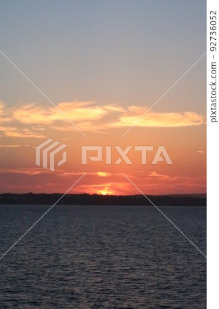 從英吉利海峽的渡輪上看到的日落 從英吉利海峽的渡輪上看到的日落 92736052