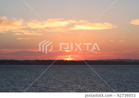 從英吉利海峽的渡輪上看到的日落 從英吉利海峽的渡輪上看到的日落 92736053