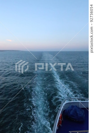 從英吉利海峽的渡輪上看到的日落 92736054