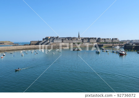 從法國渡輪上看到的聖馬洛港 從法國渡輪上看到的聖馬洛港 92736072