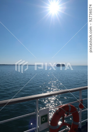 早上在英吉利海峽渡輪上 早上在英吉利海峽渡輪上 92736074