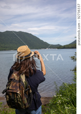 在赤城山的大沼旅行的女人 在赤城山的大沼旅行的女人 92736337