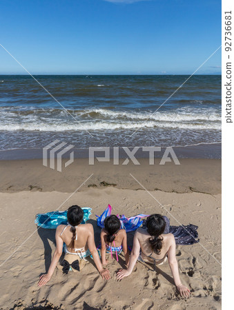 夏天,一個女人和一個孩子在海邊拍攝美人魚 夏天,一個女人和一個孩子在海邊拍攝美人魚 92736681