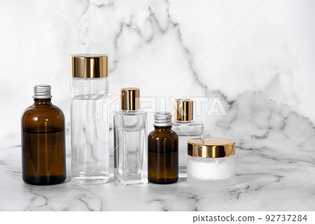 Alignment of 6 glass cosmetic containers of various sizes 92737284