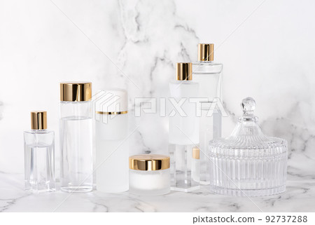 各種尺寸的玻璃化妝品容器的排列 92737288