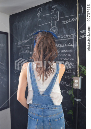 chica confiada en si misma, sonriendo y haciendo expresiones chica confiada en si misma, sonriendo y haciendo expresiones 92737418