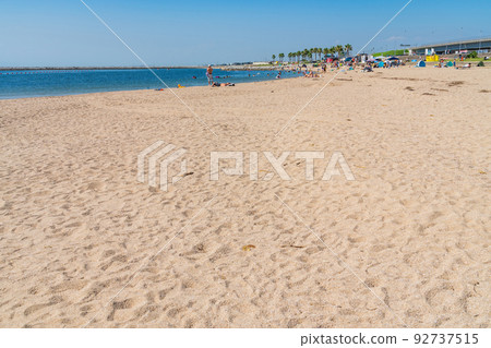 Tokoname Rinku Beach in summer bustling with beachgoers (Tokoname City, Aichi Prefecture) 92737515