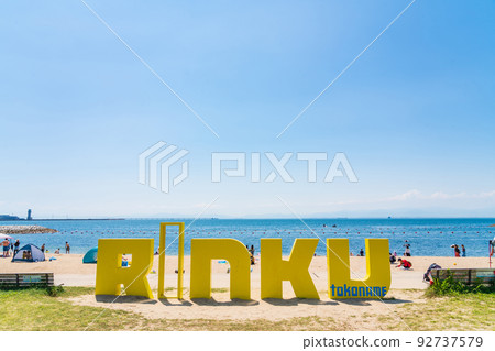 Tokoname Rinku Beach in summer bustling with beachgoers (Tokoname City, Aichi Prefecture) 92737579