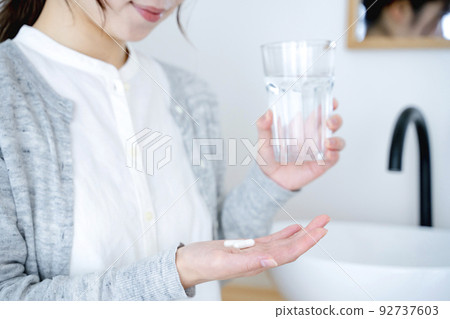 服用補充劑（藥物）的女性 92737603
