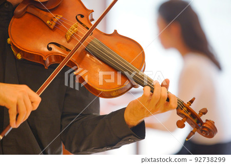 拉小提琴 92738299