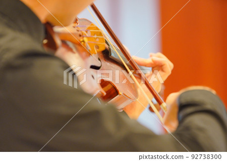 拉小提琴 92738300