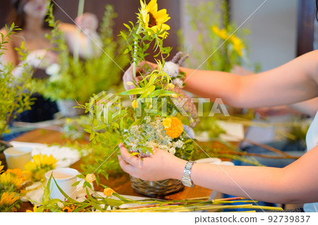 Flower arrangement class Flower arrangement class 92739837