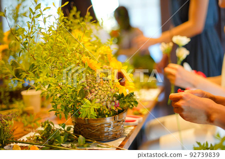 Flower arrangement class Flower arrangement class 92739839