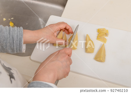 [Draining the bamboo shoots, cutting the boiled bamboo shoots] 92740210
