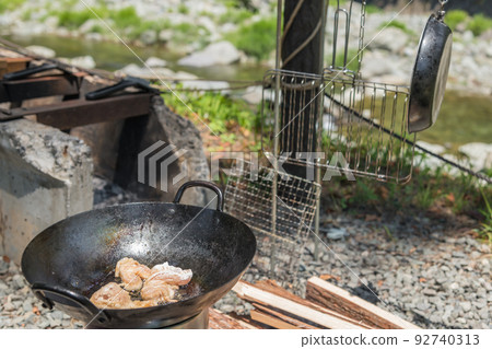 [在汽車露營地的最低單人營地，在篝火上用更少油烹製的炸雞] 92740313