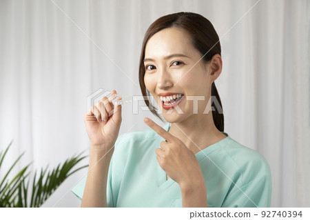 女人手裡拿著一個喉舌 女人手裡拿著一個喉舌 92740394