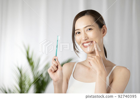 拿著綠色牙刷的女人 拿著綠色牙刷的女人 92740395