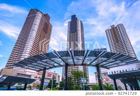 日本川崎的城市景觀在夏日的天空中看武藏小杉站前的塔式公寓 日本川崎的城市景觀在夏日的天空中看武藏小杉站前的塔式公寓 92741729