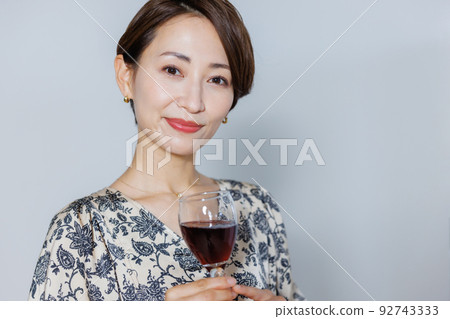 Woman drinking red wine　 92743333