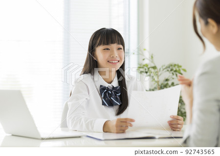 對補習班考試成績感到滿意的女學生 高中生 初中生 92743565