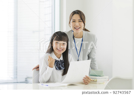 對補習班考試成績感到滿意的女學生 高中生 初中生 92743567