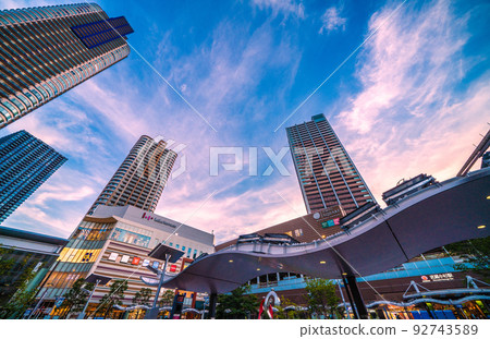 日本川崎市容：夕陽下，武藏小杉站前的塔式公寓排成一排的太陽能電池板 92743589